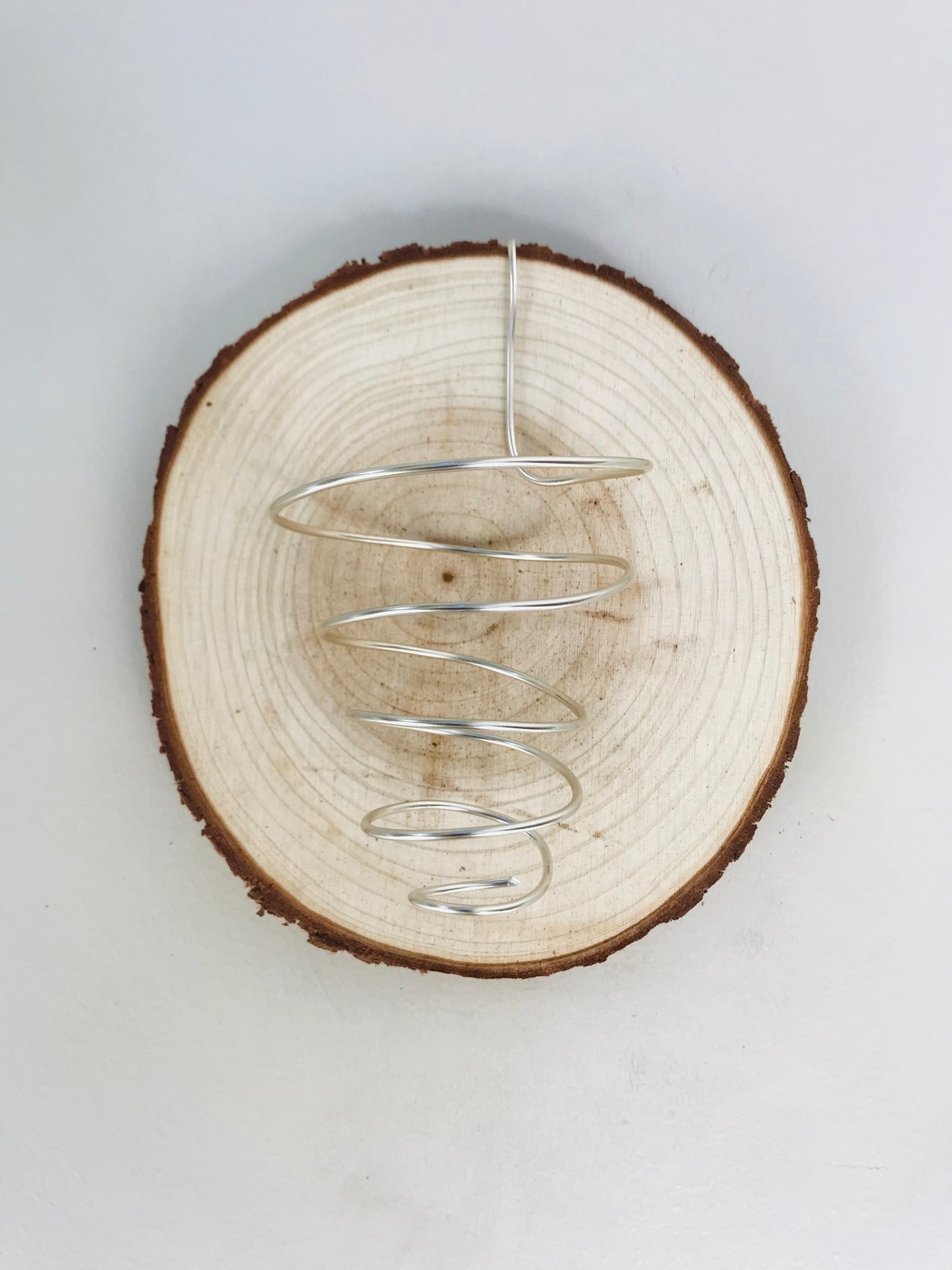 Decoration Noel Feuillage Or sur Rondin de Bois