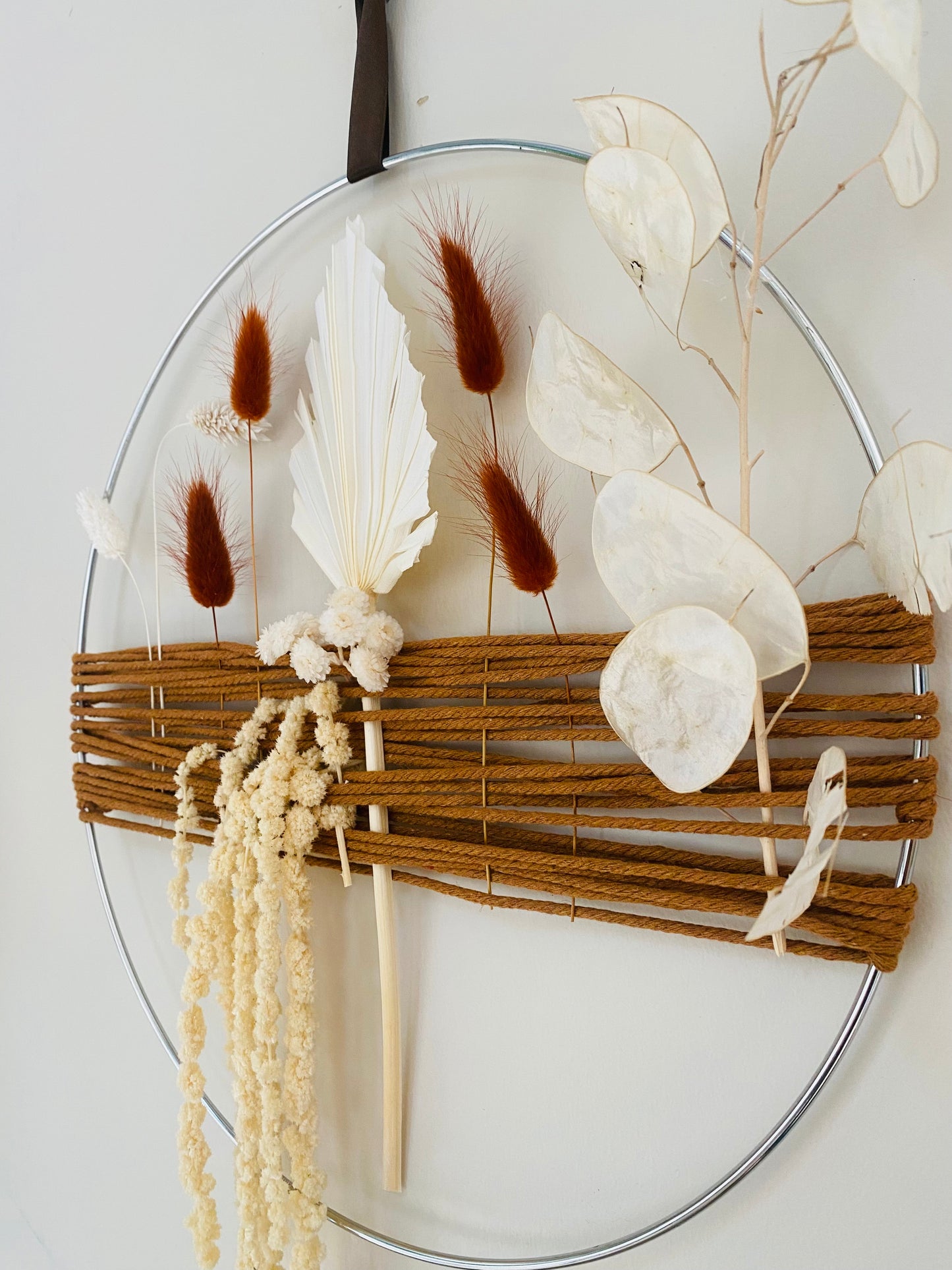 Couronne Poetique Fleurs stabilisees et sechees Marron
