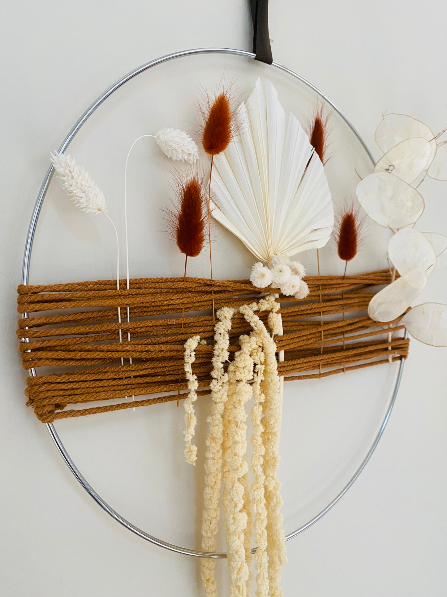 Couronne Poetique Fleurs stabilisees et sechees Marron