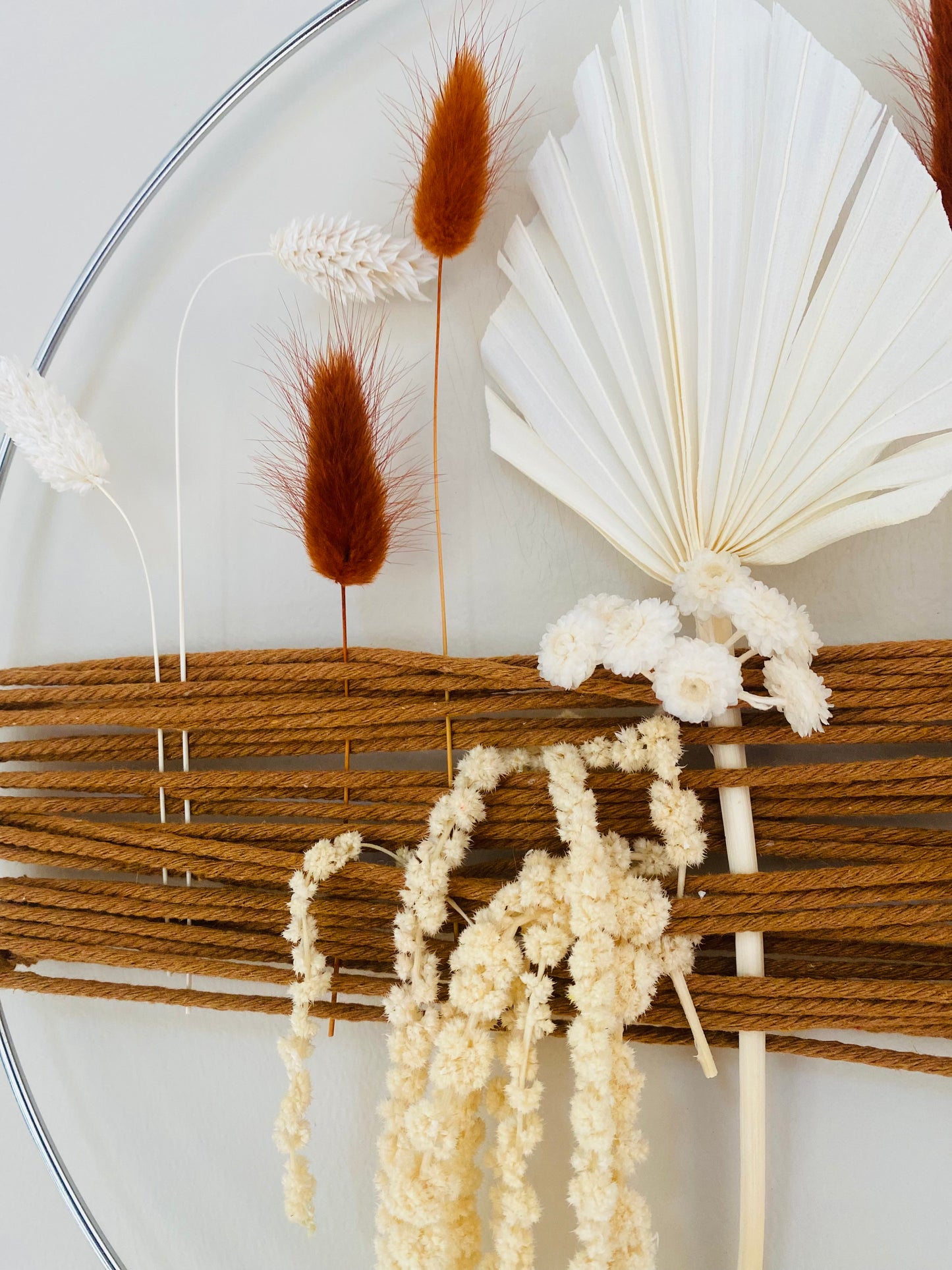 Couronne Poetique Fleurs stabilisees et sechees Marron