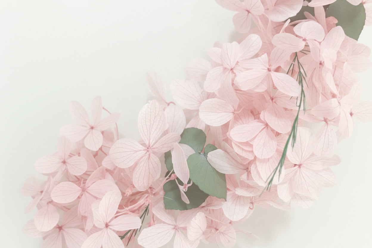 Couronne hortensia stabilisé rose pâle en situation, décoration murale intérieur