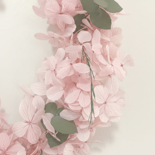 Couronne hortensia stabilisé rose pâle 31cm, vue d'ensemble, décoration murale