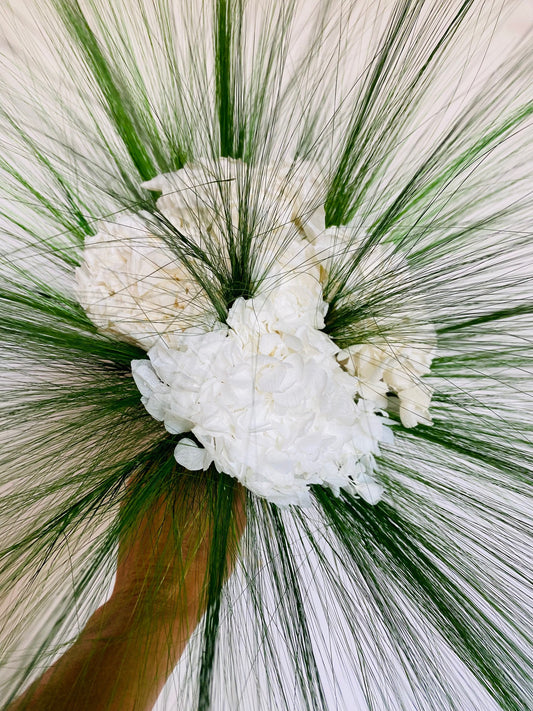 Composition florale en hortensias stabilisés blancs et herbe Barba, bouquet contemporain et intemporel, details hortensia, gros plan