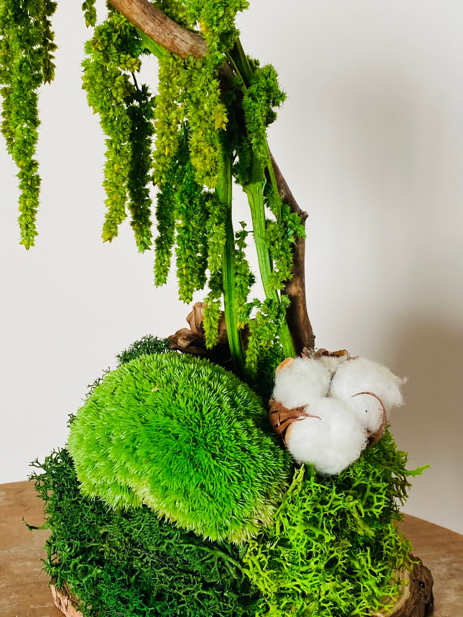 Green Wood, détail fleur de coton blanche et mousse boule naturelle

