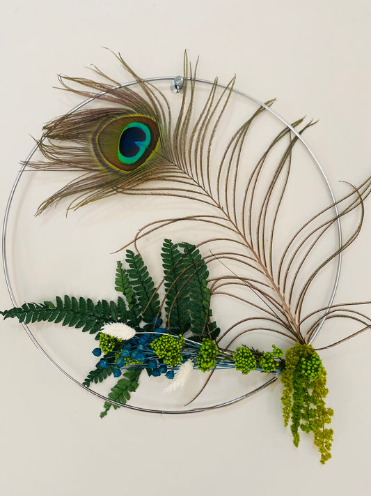 Couronne poétique plume de paon et fougère stabilisée, vue d'ensemble, décoration murale
