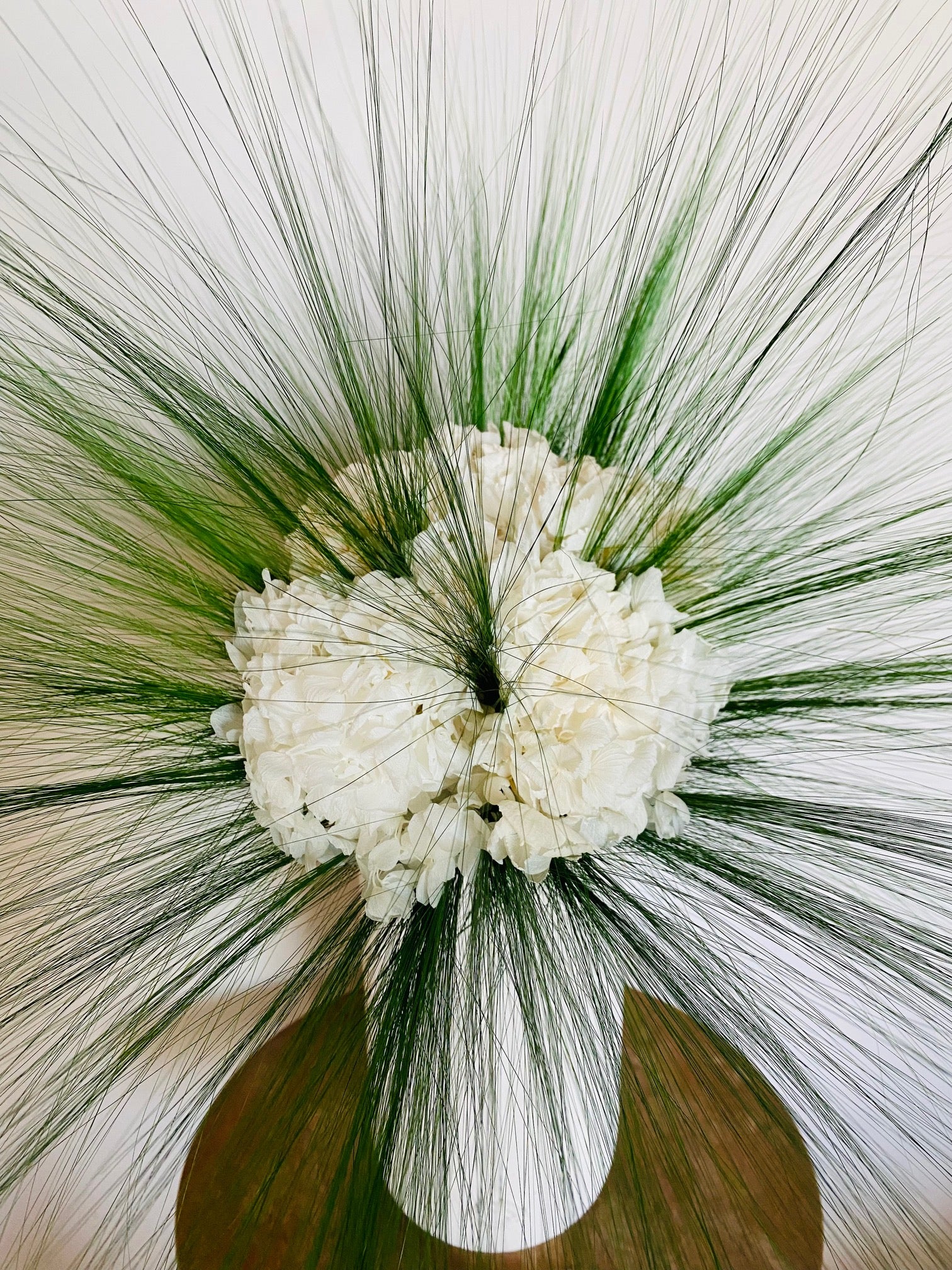 Bouquet d'hortensias stabilisés blancs Halo Végétal avec herbe Barba - décoration florale durable sans entretien